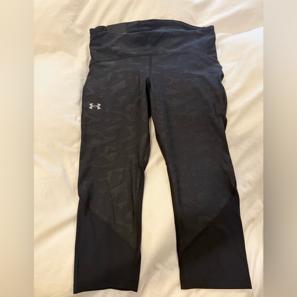 Under Armour Black Camouflage Compression Mid Rise Crop Capri Leggings